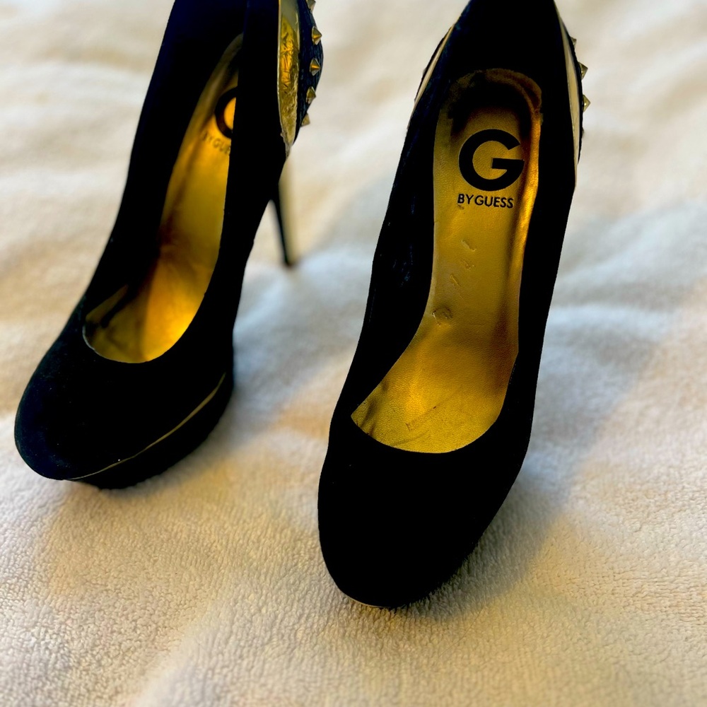 Guess shoe. High heel elegant. Black and gold. With attachments.